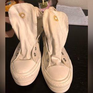 Size 7 white converse with print